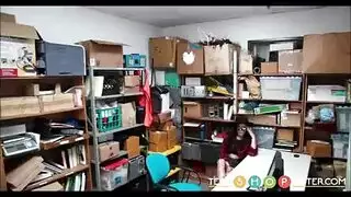 اثنان من الفتيات المراهقات الصغيرات يسرقن بعد الحفلة.