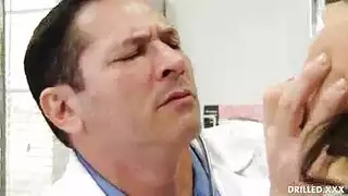 طبيب يجعل الجنس الشرجي مع امرأة سمراء لا تقاوم