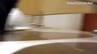 امرأة صينية من الساتان ، في حوض الاستحمام ، تظهر