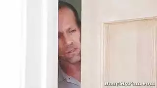 يتم تدريب ابنة الخطوة المشاغب خلال جلسة النمذجة الأولى لها في استوديو الشمس
