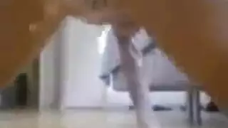 اثنين من الشقراوات المفلس الرائعة تواجه الشرج البري وملذات الهرة العميقة على المسرح.