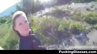 كان علي التبول في المركز التجاري.