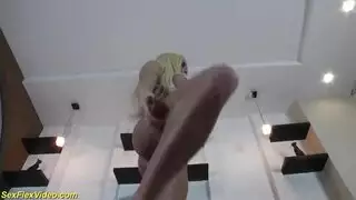 فاتنة مرنة يعطي الوجه لطيفة لصديقها