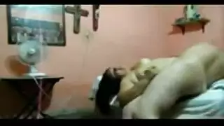 سيدة ناضجة تجريد على الشاطئ