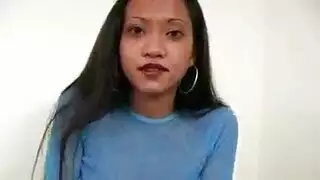 قرنية سمراء الجمال تظهر لها حلق كس