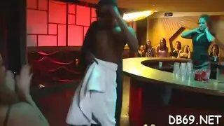 غنية بغي في جوارب يعطي الرأس ويمارس الجنس مع وجود لطيفة الثلاثي