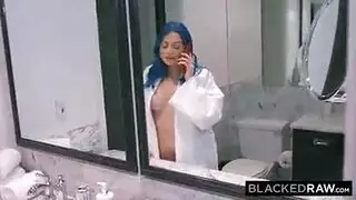 مص زب زنجي من فتاة لابسة ستان ازرق تلحس قضيب اسود