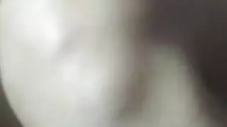 شعر بهابهي مع صدور كبيرة مفتوحة وخيال