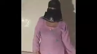 جالسة على زبه تصعد و تنزل و ترى محنته و شهوته
