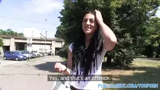 المرأة لديها قضيب سميك في يدها ترضيها بشكل جيد