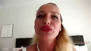 شقراء يضع أصابعها في بوسها الصغير