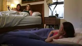 ثلاث سيدات جميلات يلعقن المهبل