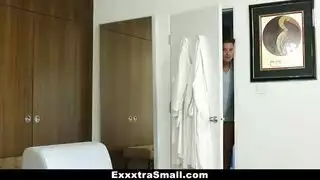 السيدة الجميلة تعرف كيف تمارس الجنس حتى تخسر