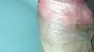 حار يظهر قبالة الأبواق الكبيرة ومهندس على السرير