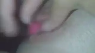 tgirl مع النظارات تلعب مع الهزاز.