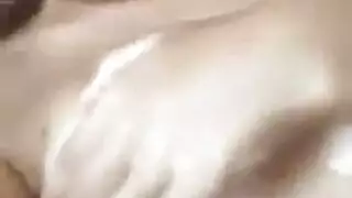 فتاة لطيفة هي الحصول على بوسها ملء مع صخرة صلبة الديك ثم مارس الجنس.