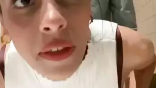 سكس مصري جديد سخنة في الحمام على الواقف