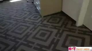 يقدم لها ديك كبيرة للعق