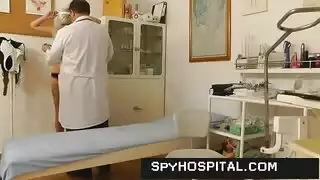 فتاة ساخنة ts ابتلاع ورشيقة على الكاميرا.