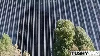 صديقتين جميلة تعطي لغاتهم الحمار سيئة وجمل