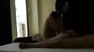 امرأة سمراء تخزين يبتلع جرايندغ المسنين الخام.