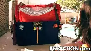 ديك أسود ضخم يملأ فتاة شقراء