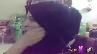 نيك محجبة مصرية اربعينية تقلع الحجاب تمص وتتناك