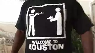 زب منتصب تحت الشورت