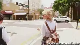 الطالبيتين الممحونتين تتعريان وتتشاركان في مص الزب الكبير والنيك الثلاثي القوي