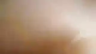 مثير جبهة تحرير مورو الإسلامية بين حمالات الصدر نشر الساقين