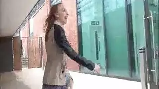 في سن المراهقة الوشم المشاغب يحصل على الوجه.