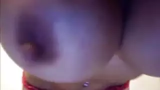 سيسي في اللاتكس تمتص أصابع قدميها وممارسة العادة السرية