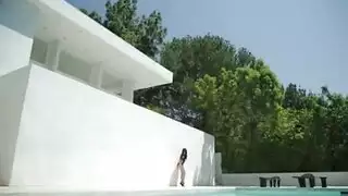 امرأة سمراء جميلة ورسيم سمراء سخيف