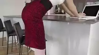مدرب المحترفين الساخنة بالرصاص من قبل الأمين أثناء التبول.