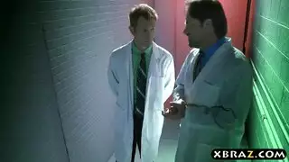 يضربها هذا الرجل من الخلف حتى تتوقف
