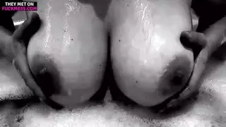 يتركها مع الكثير من نائب الرئيس على ثدييها
