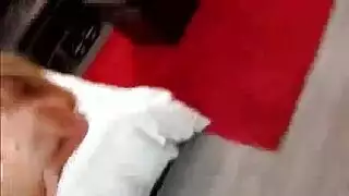 فاتنة في سن المراهقة مع الأكل كس حامل