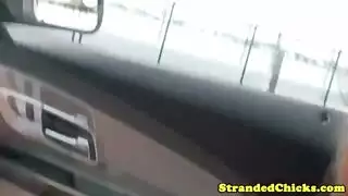 السيدة تمتص ديك بلدي في السيارة وليس لديه صبر
