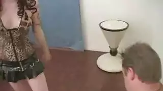 مثير الهيمنة امرأة سمراء الخضوع ومريح