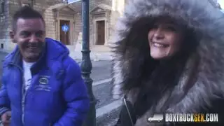 أريدك أن تستفيد من كس بلدي ومؤخرتي