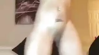 امرأة عارية تلعب مع حفرة لها بينما يقوم صديقها بعمل فيديو لها