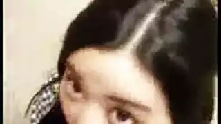 الطالب الصيني الجميل ينحني للحصول على مسمر.