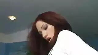 سولو في سن المراهقة أحمر الشعر يلعب في الحمام.