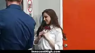 المعلم النياك يفشخ كس طالبته على مكتبه في الفصل