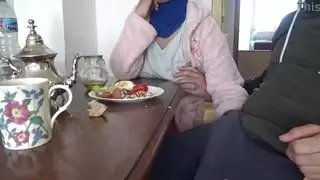 زوجة الأب التركية تستمني ربيبها أثناء تناول وجبة الإفطار