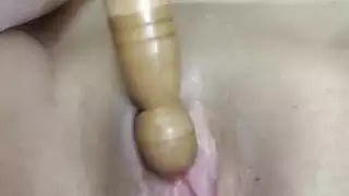 شابة عربية تسعد نفسها