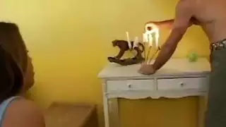 يلعب لاتينا سميكة ضئيلة مع كس قبل سخيف عليه