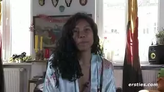 المرأة ضئيلة لديها بوسها شعر