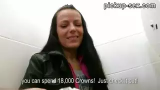 كلاهما يمارس الجنس في مرحاض في مطعم