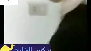 راجل يلحس ويبعبص في كس محجبة سخنة